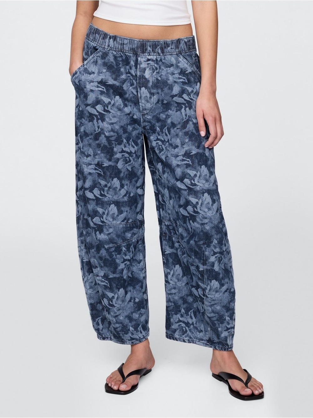 NWOT GAP Blue Floral-Print Barrel Mid Rise UltraSoft Easy Horseshoe Jeans